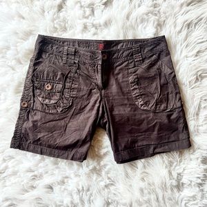 Short / mini / brown